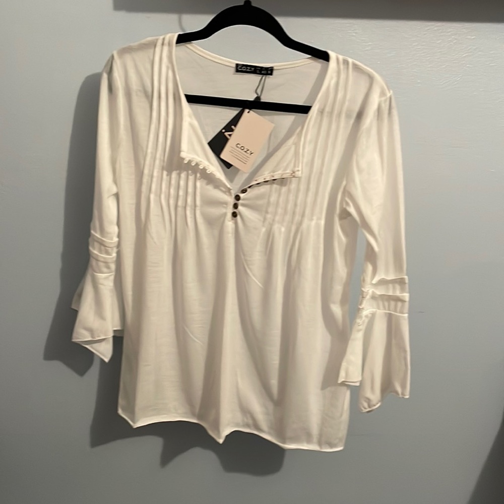 Women’s white cotton blend blouse. Mildly boho, very comfy.